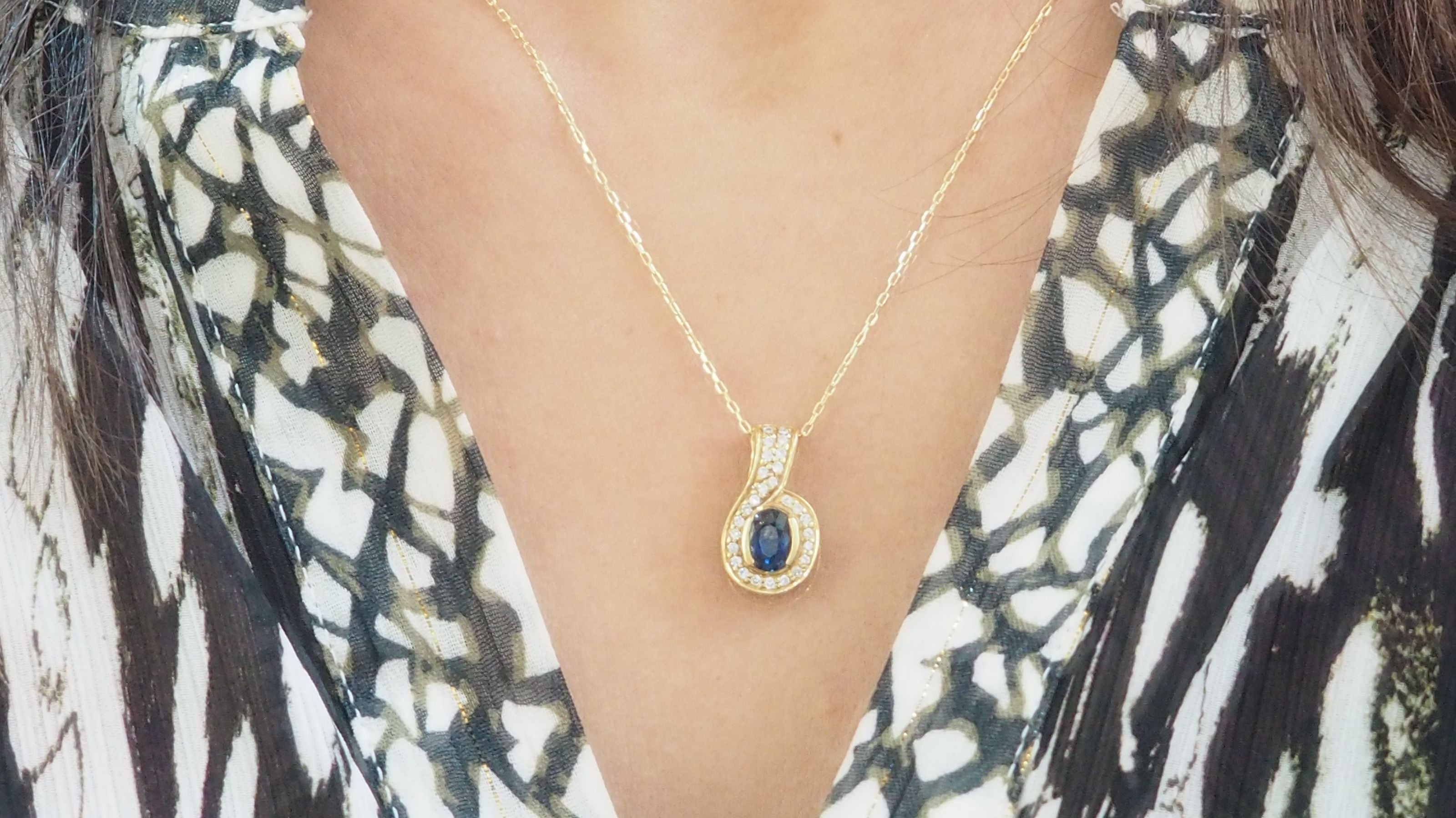 Pendentif et chaîne en or jaune, saphir et diamants