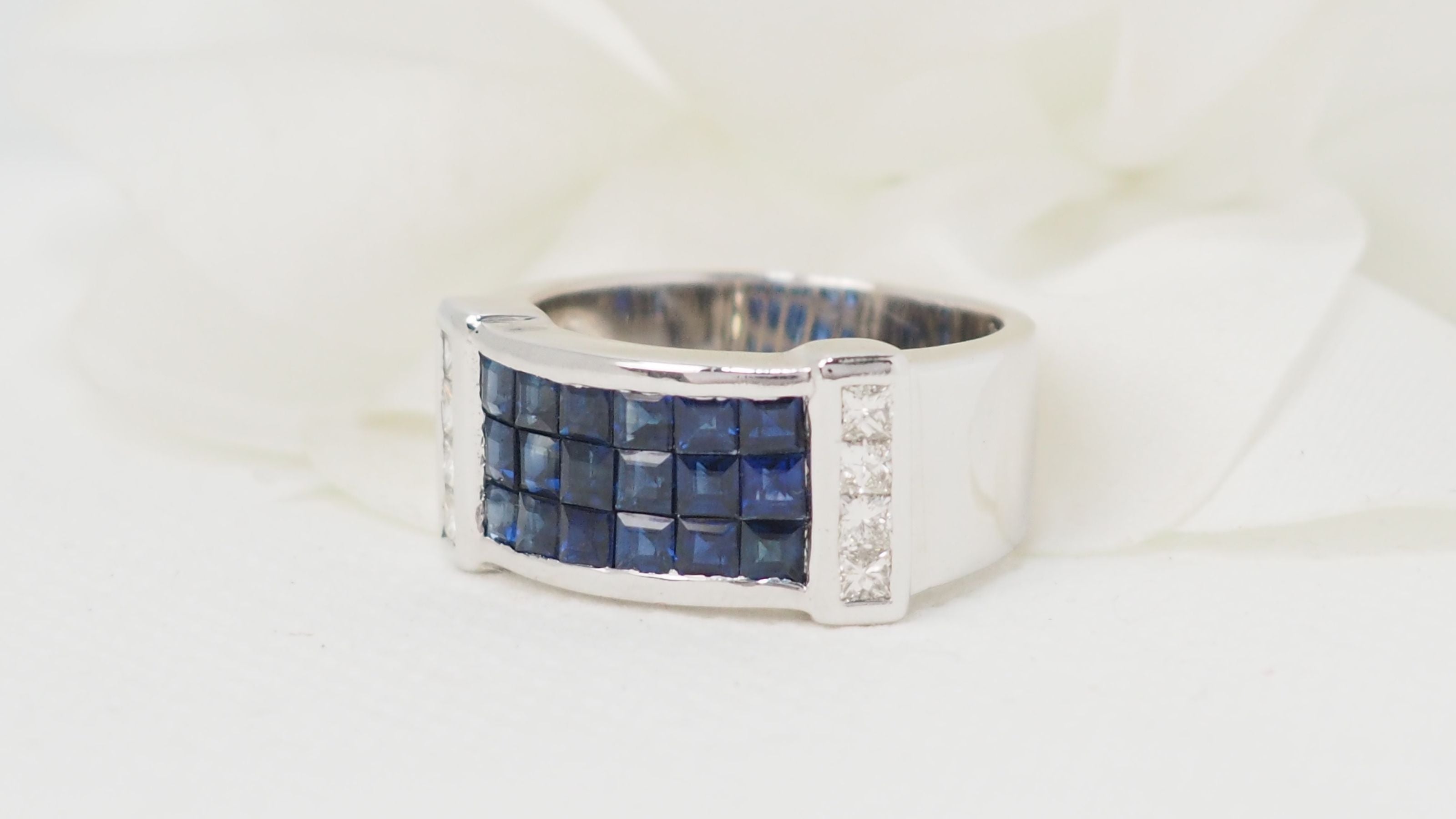 Bague bandeau en or blanc, saphirs et diamants