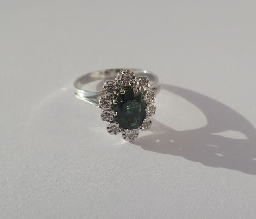 Bague Pompadour Saphir vert Diamants Or blanc