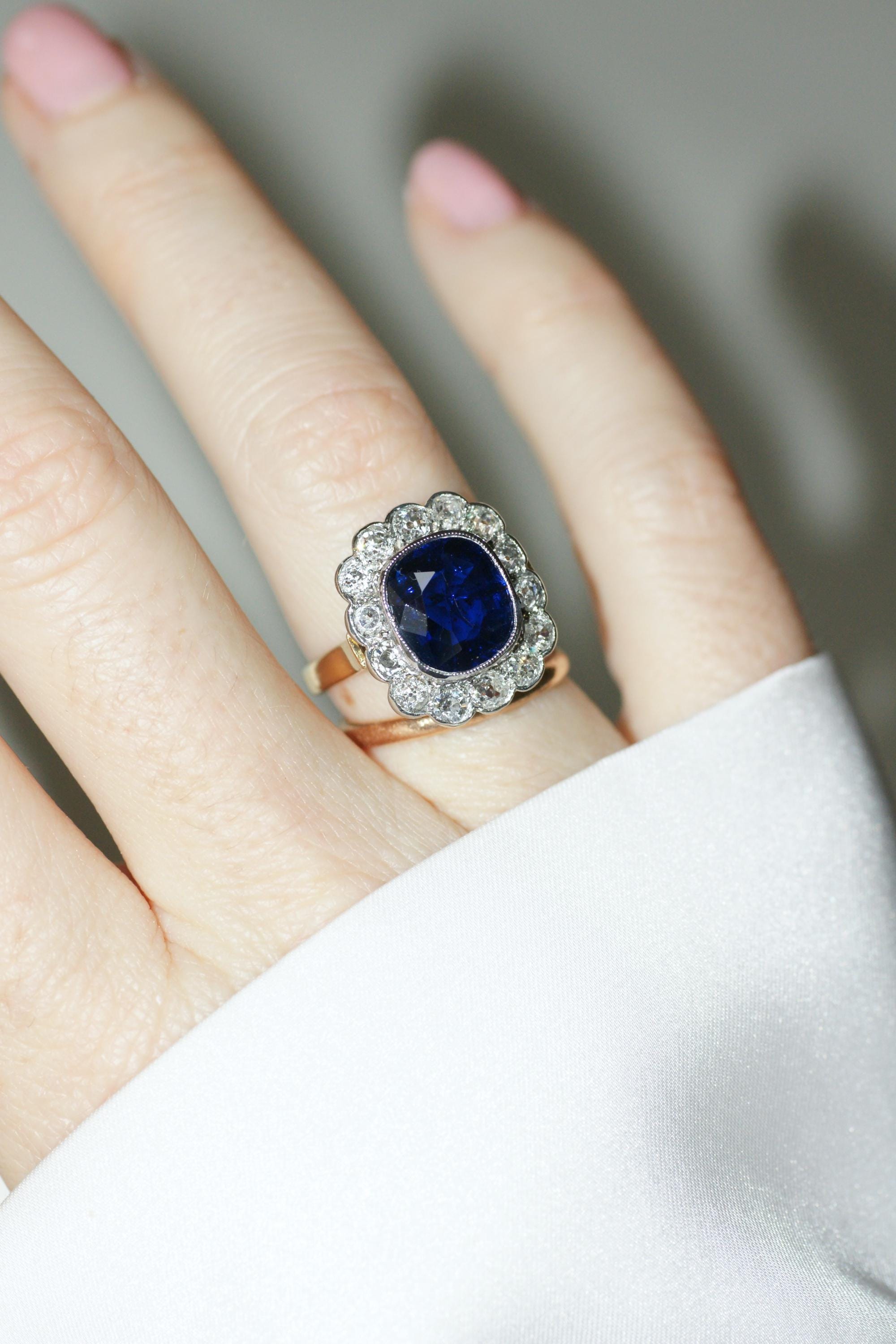 Bague Pompadour Art Déco Saphir Siam Non Chauffé et Diamants