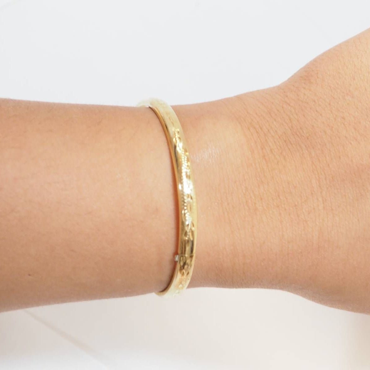 Bracelet jonc décor floral en or jaune