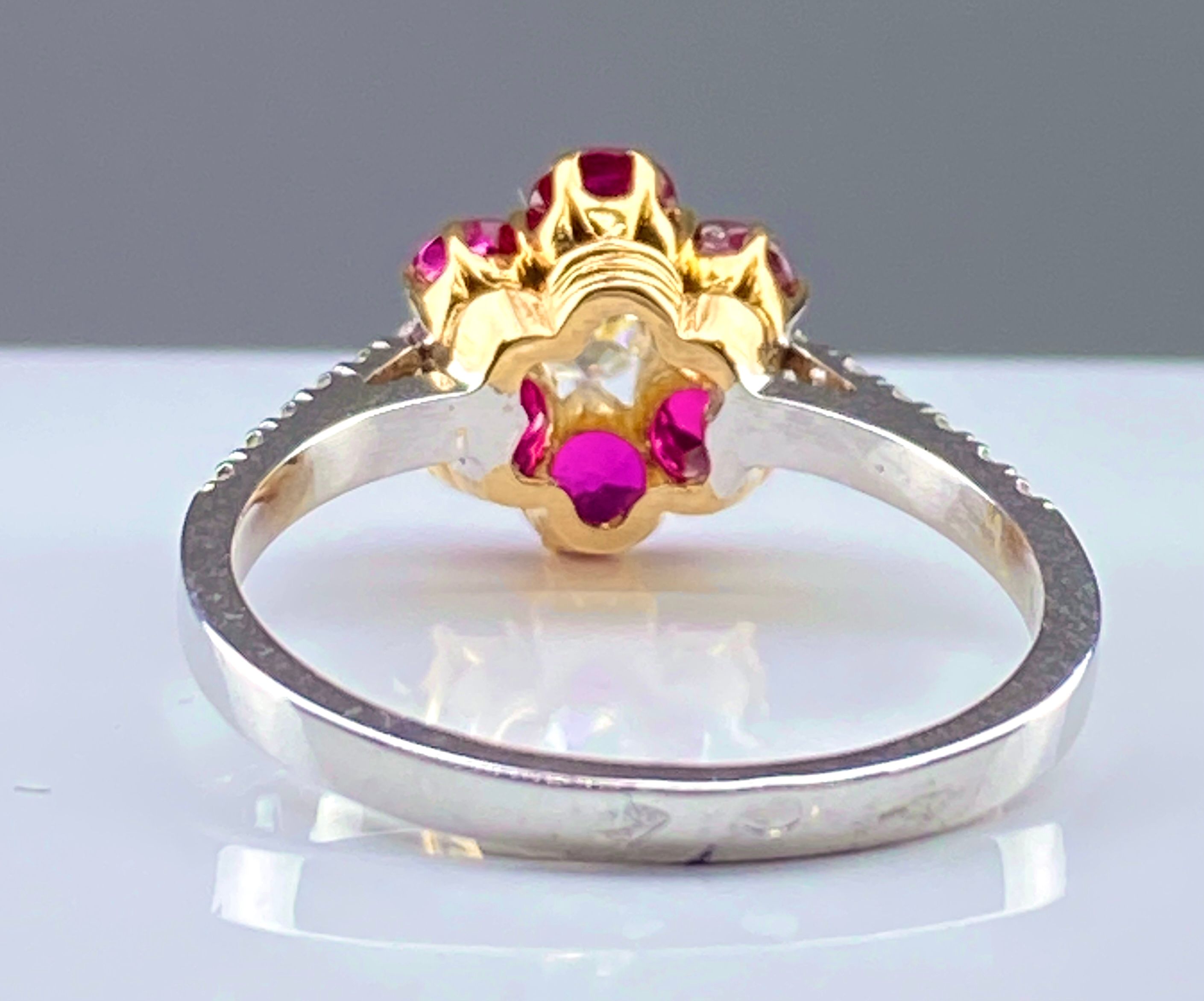 Bague marguerite en or 18 carats en rubis et diamants