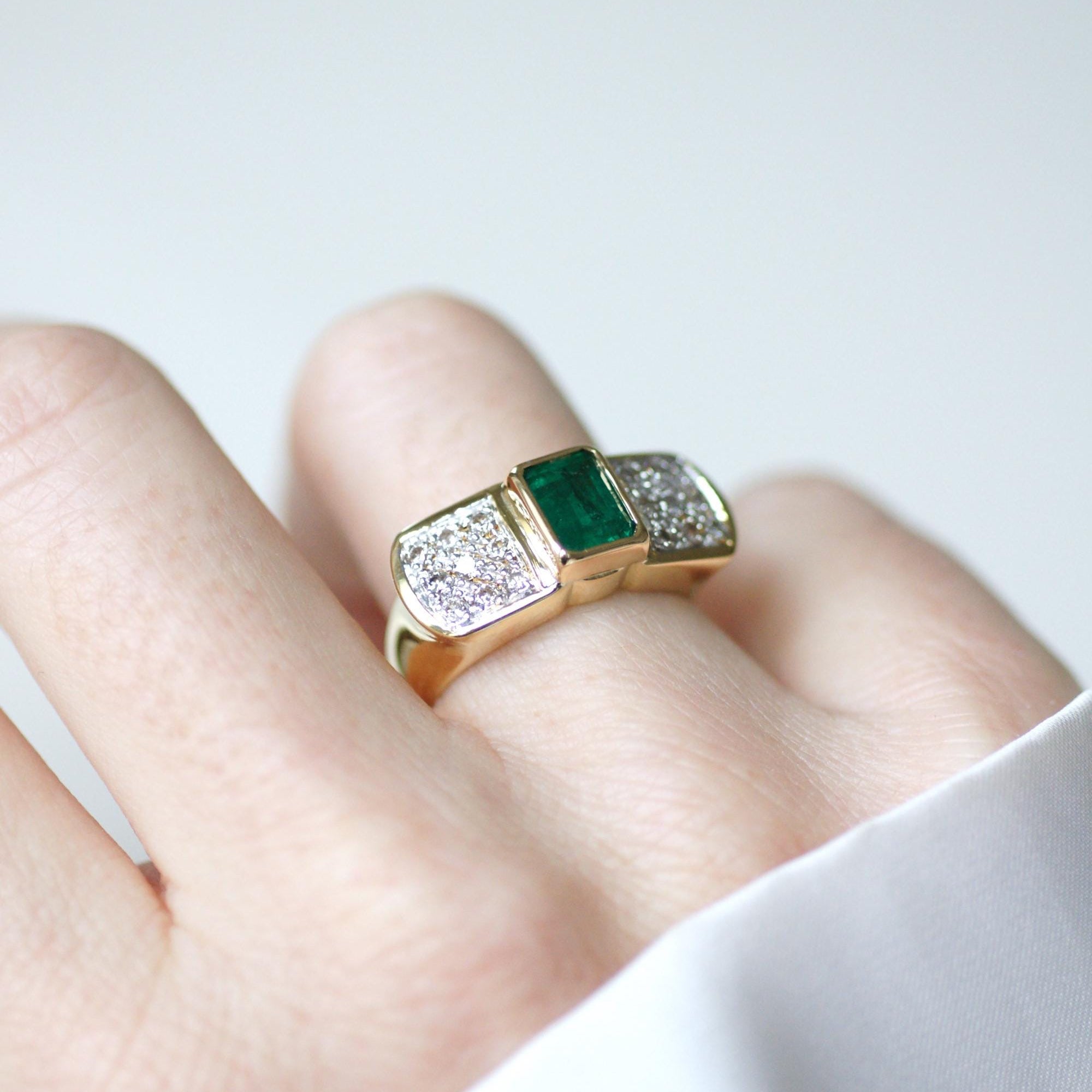 Ring Vintage Emerald and diamonds on Yellow Gold