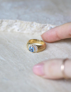 Bague jonc en or jaune et saphir de Ceylan