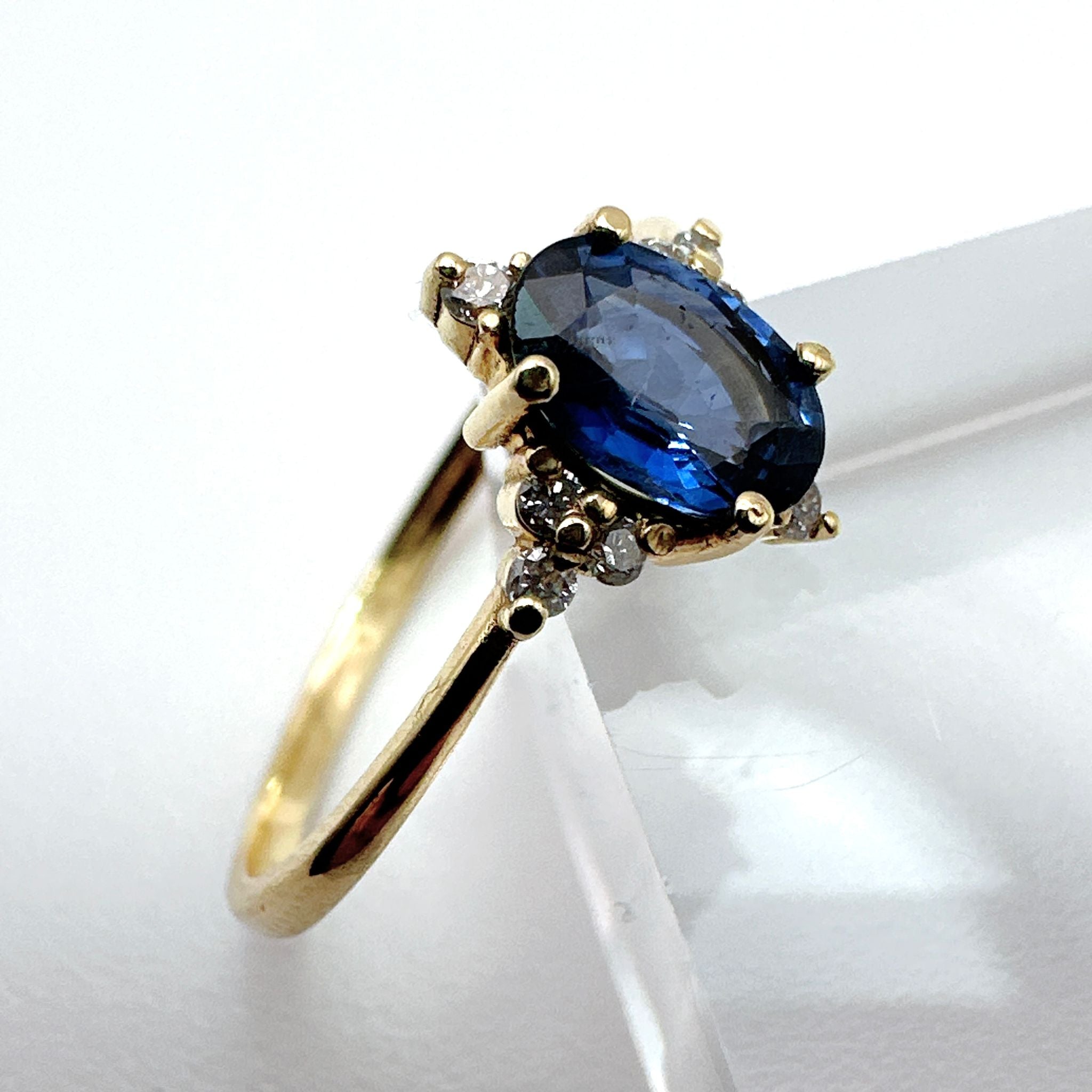 ANILLO DE ORO AMARILLO CON ZAFIRO AZUL "CEYLAN" Y DIAMANTES