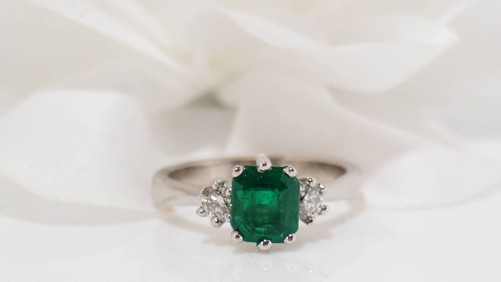 White gold, emerald and diamond ring 