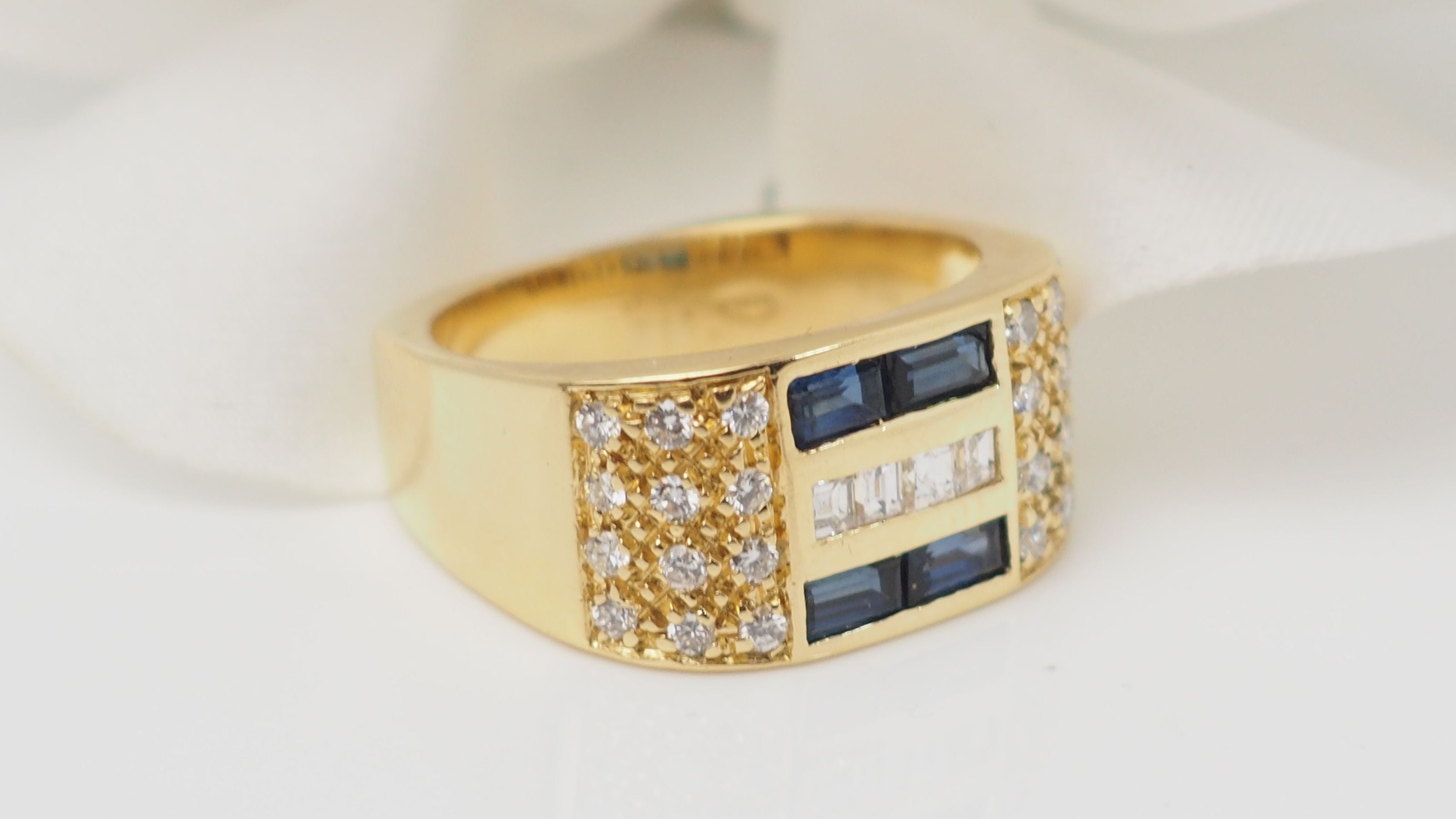 Bandeau ring in yellow gold, sapphires and diamonds