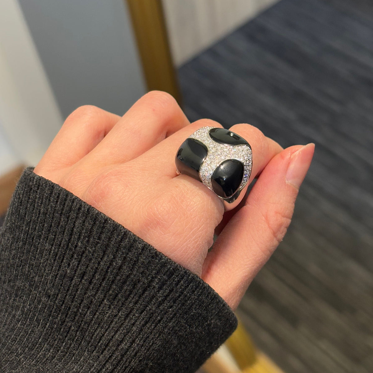 Bague Cocktail en or blanc, émail et diamants