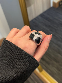 Ring cocktail in 18k gold, enamel and diamonds with zebra motif