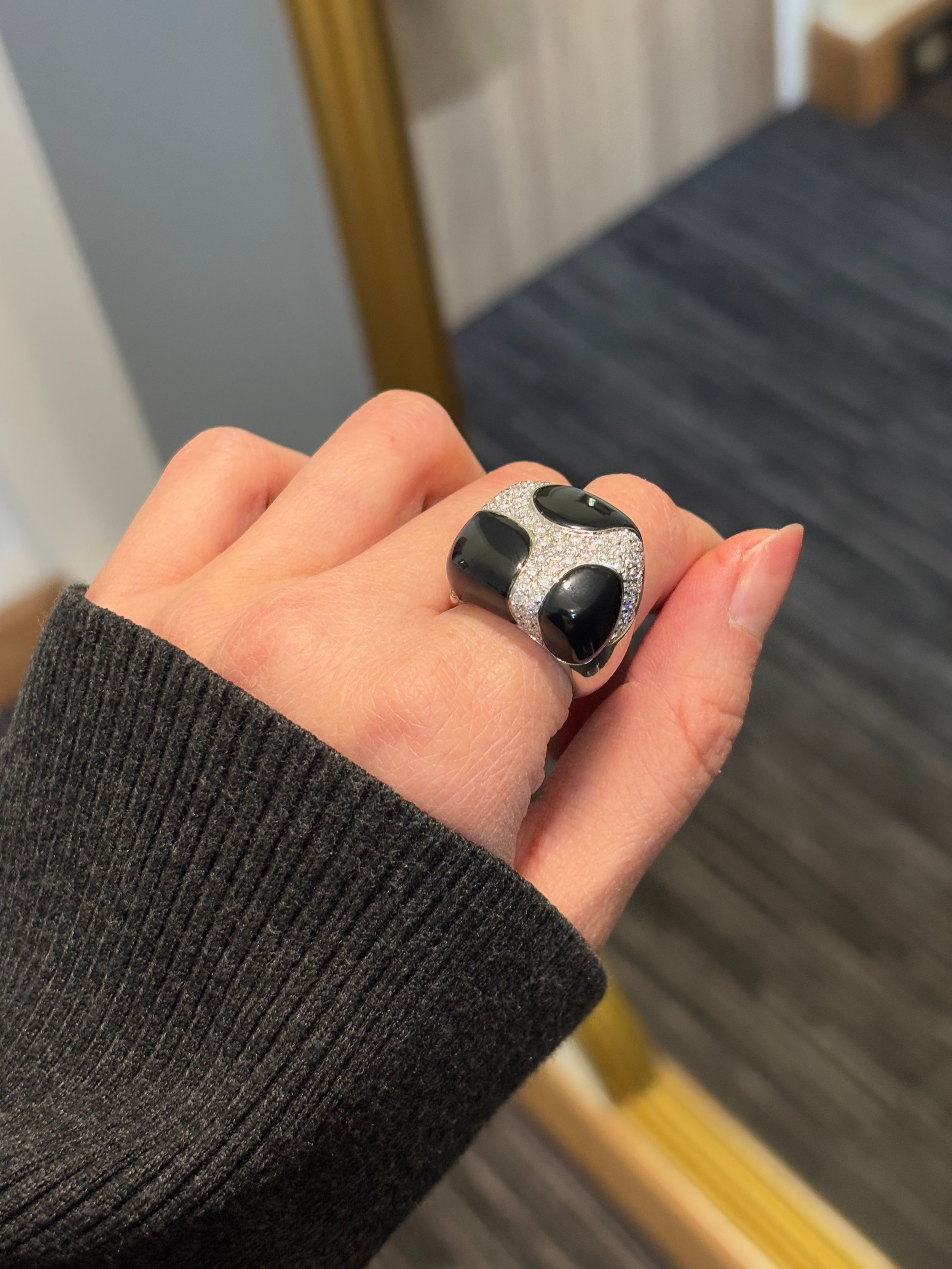 Ring cocktail in 18k gold, enamel and diamonds with zebra motif