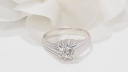 Bague solitaire en or blanc et diamant