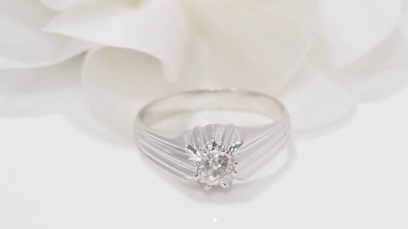 Bague solitaire en or blanc et diamant