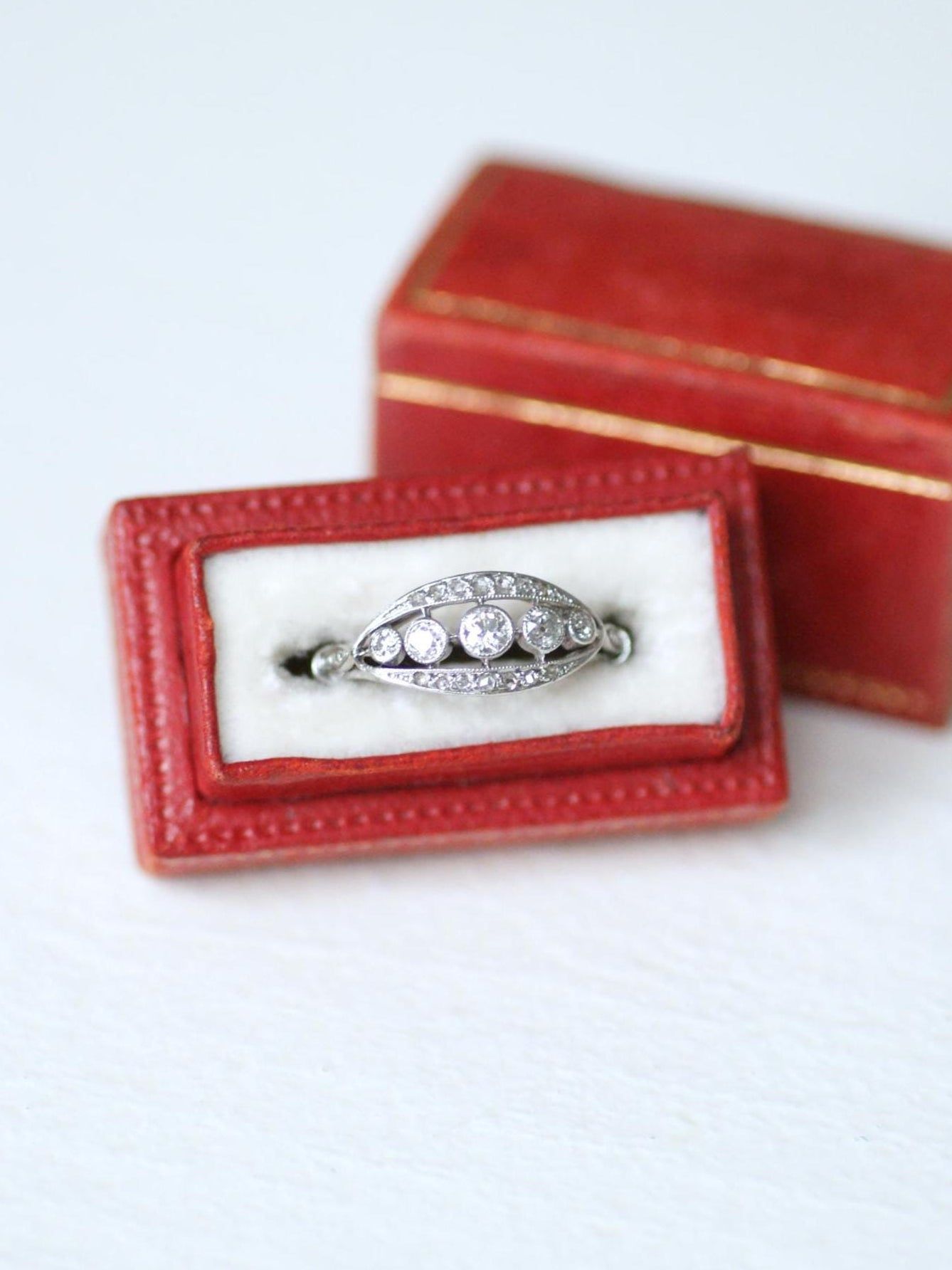 Bague bandeau en platine et diamants