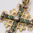 Pendentif croix en or 18k avec émeraudes et diamants