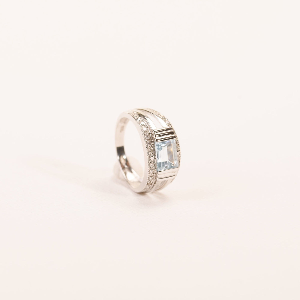 Bague Bandeau topaze taille émeraude et diamants en or blanc