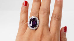 Bague or blanc et platine, corindon violet et diamants