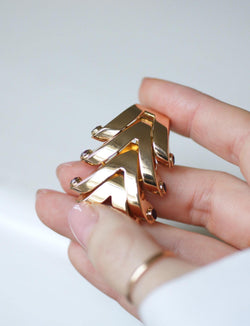 Broche BOUCHERON clip en or rose et rubis