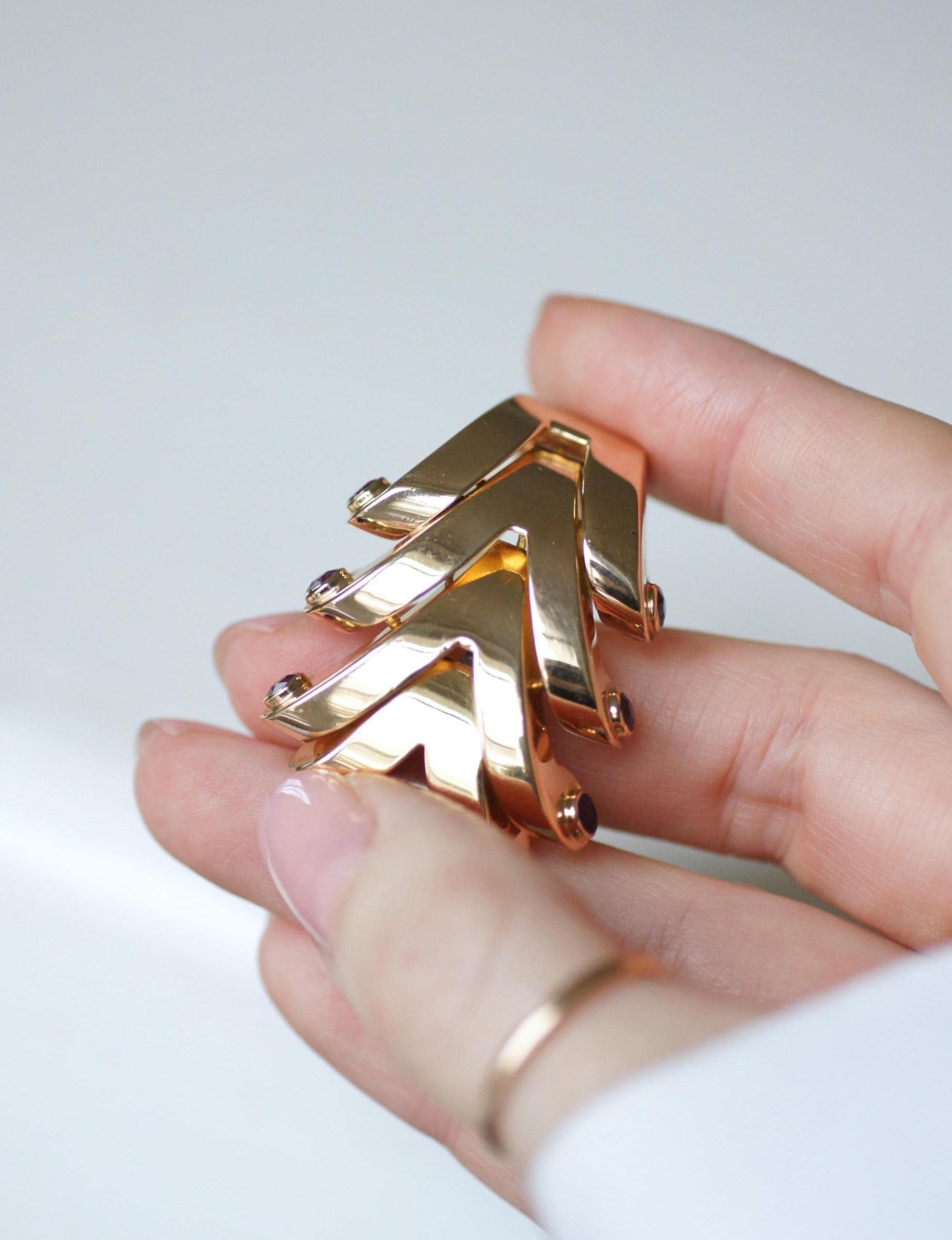 Broche BOUCHERON clip en or rose et rubis