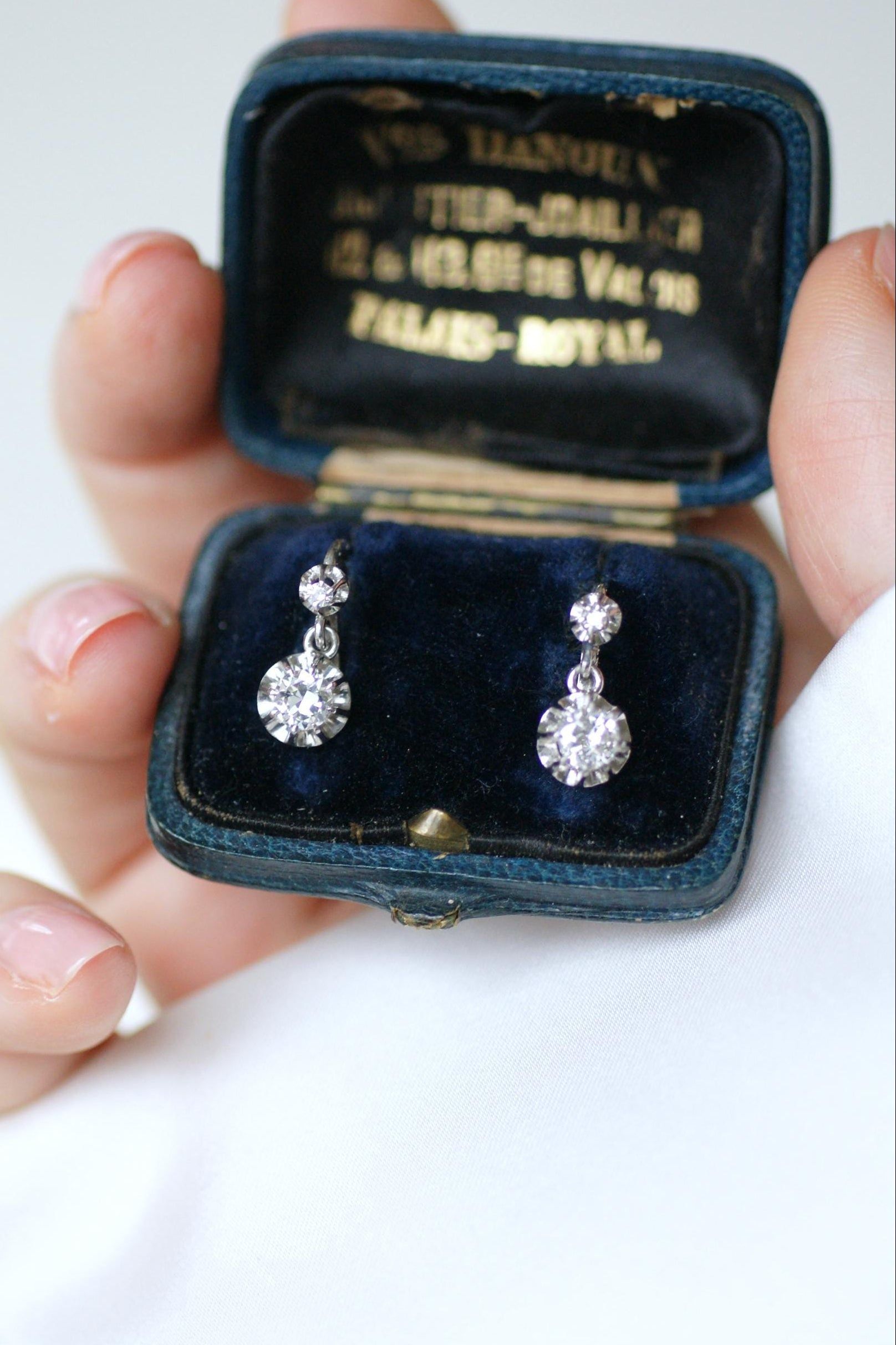 Boucles d'oreilles dormeuses Art Deco en platine et diamants