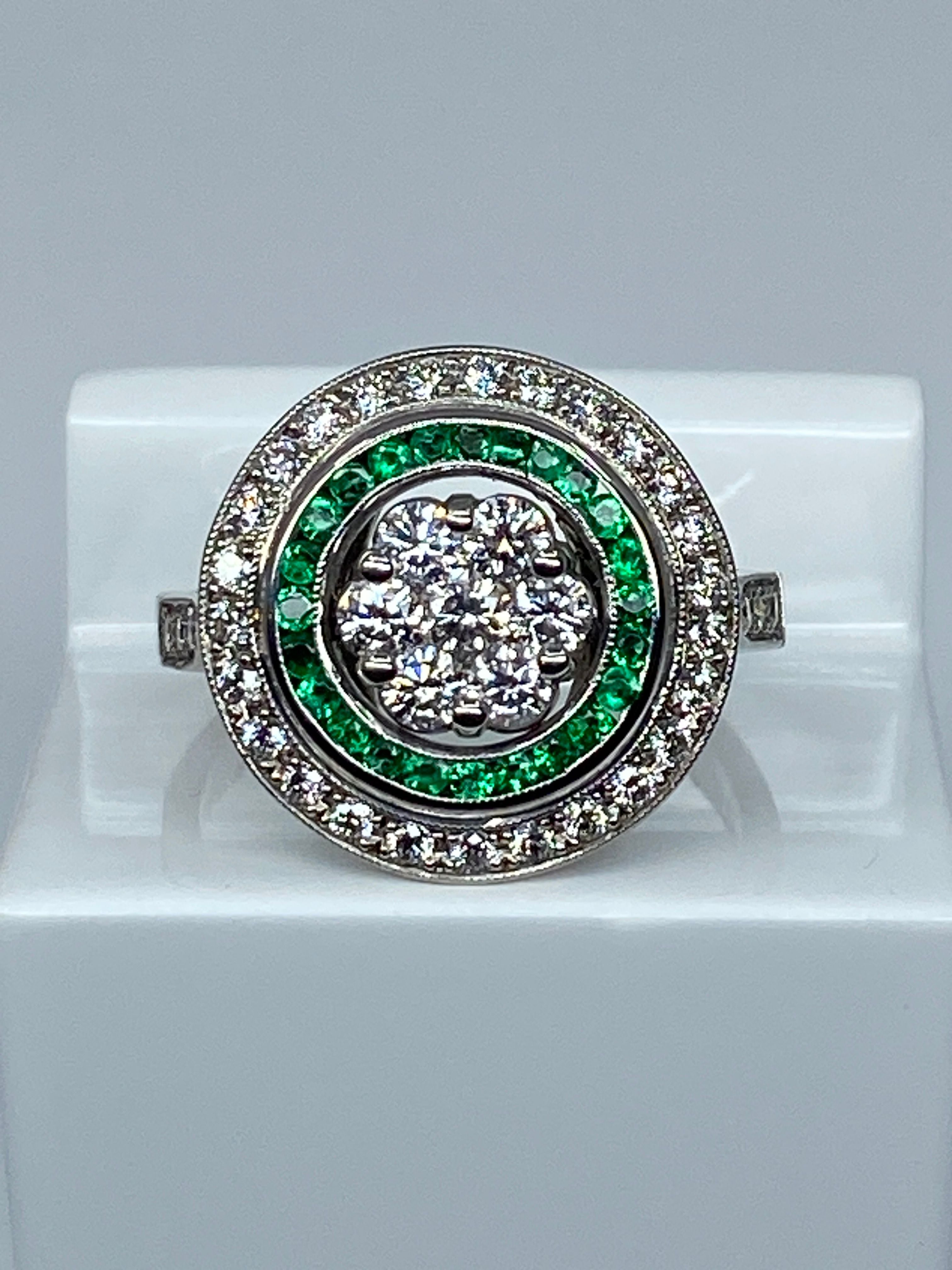 Bague ronde en or 18 carats en émeraudes et diamants de style ART DECO