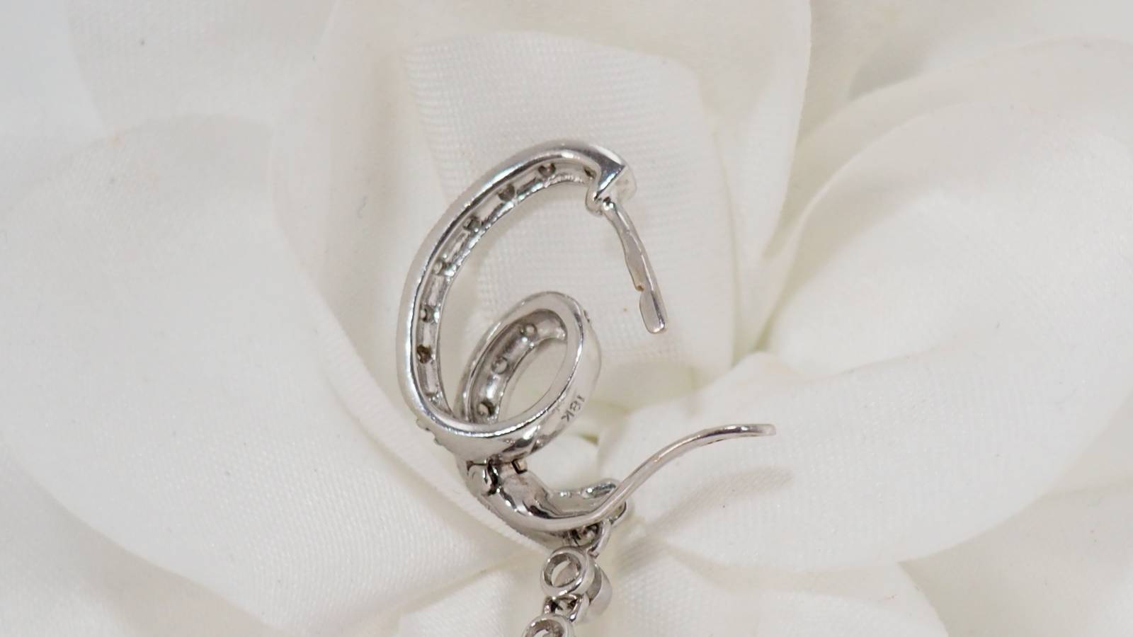 Pendants d'oreilles en or blanc, diamants et corail