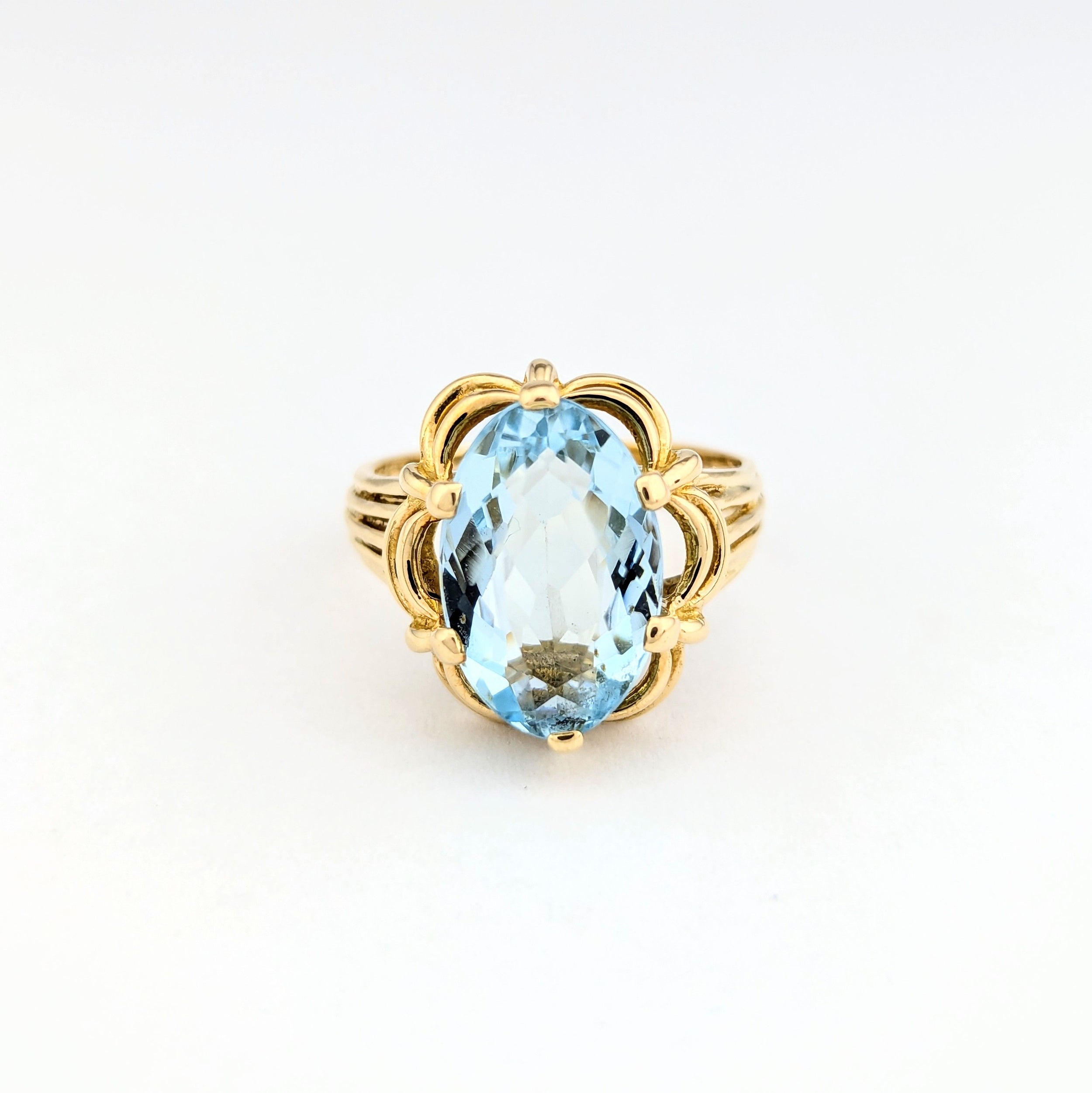 Bague en or jaune et aigue-marine