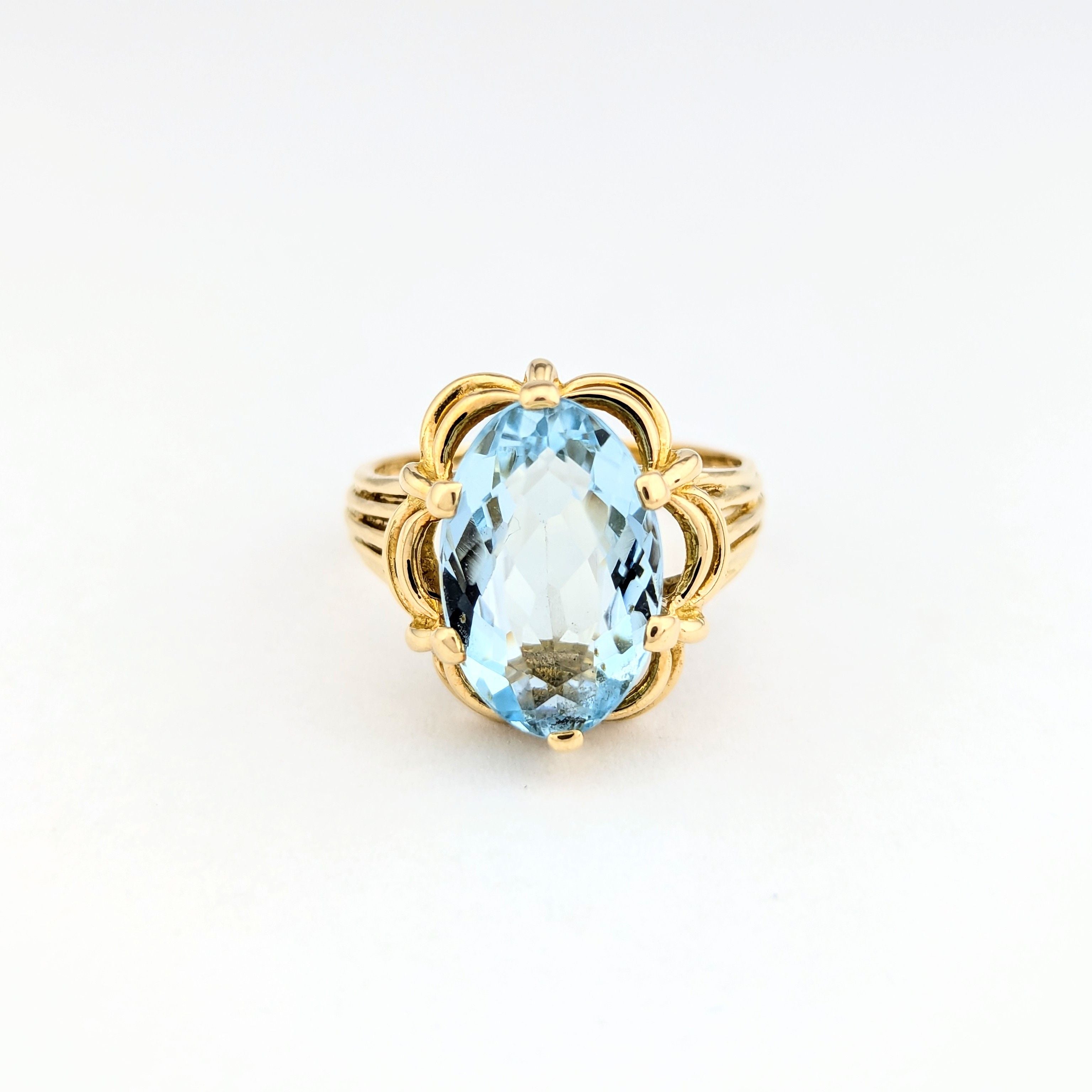 Bague en or jaune et aigue-marine