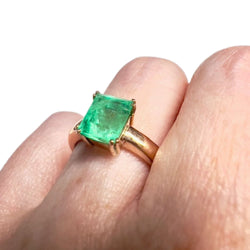 SORTIJA DISEÑO CLÁSICO SIGLO XX de ORO 18 kts con ESMERALDA