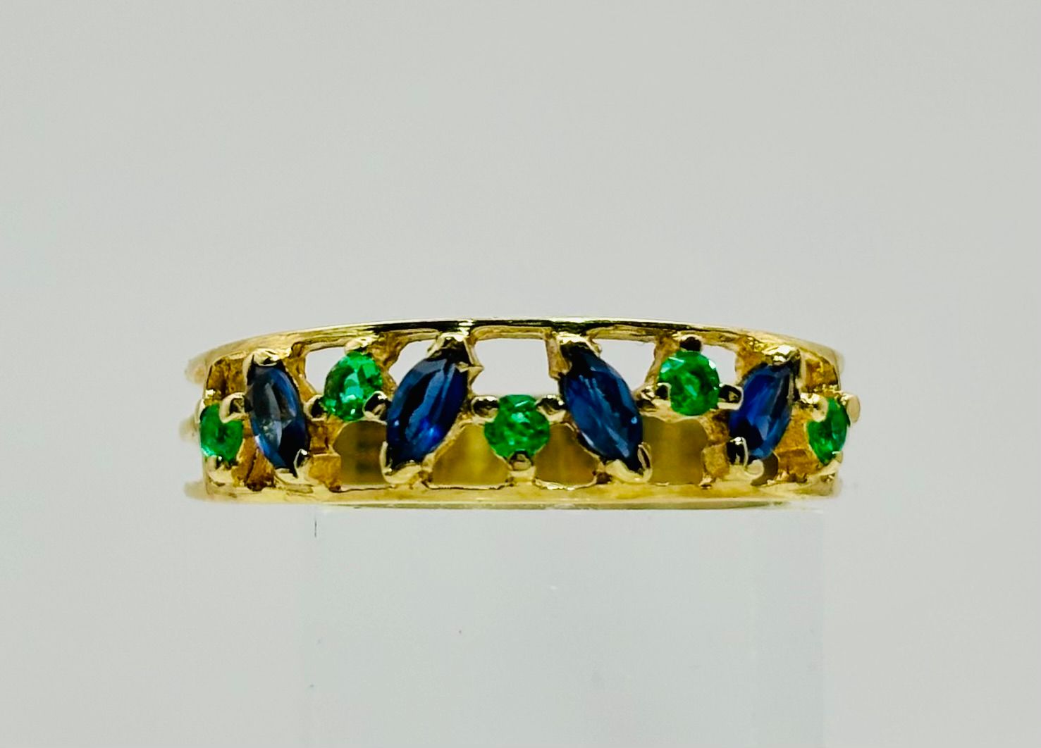 Bague en or jaune et émeraudes et saphirs