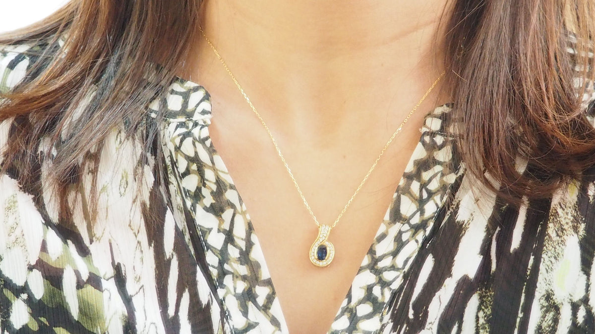 Pendentif et chaîne en or jaune, saphir et diamants