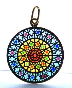 Médaille en or 18 carats représentant le vitrail ouest de la cathédrale Notre Dame de Paris