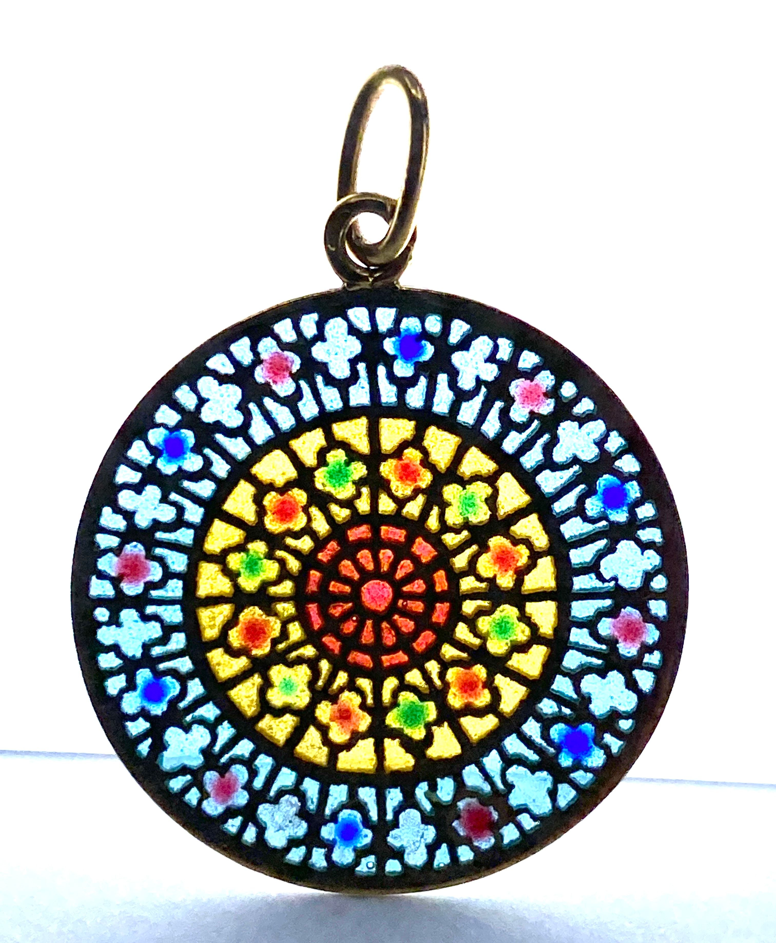 Médaille en or 18 carats représentant le vitrail ouest de la cathédrale Notre Dame de Paris