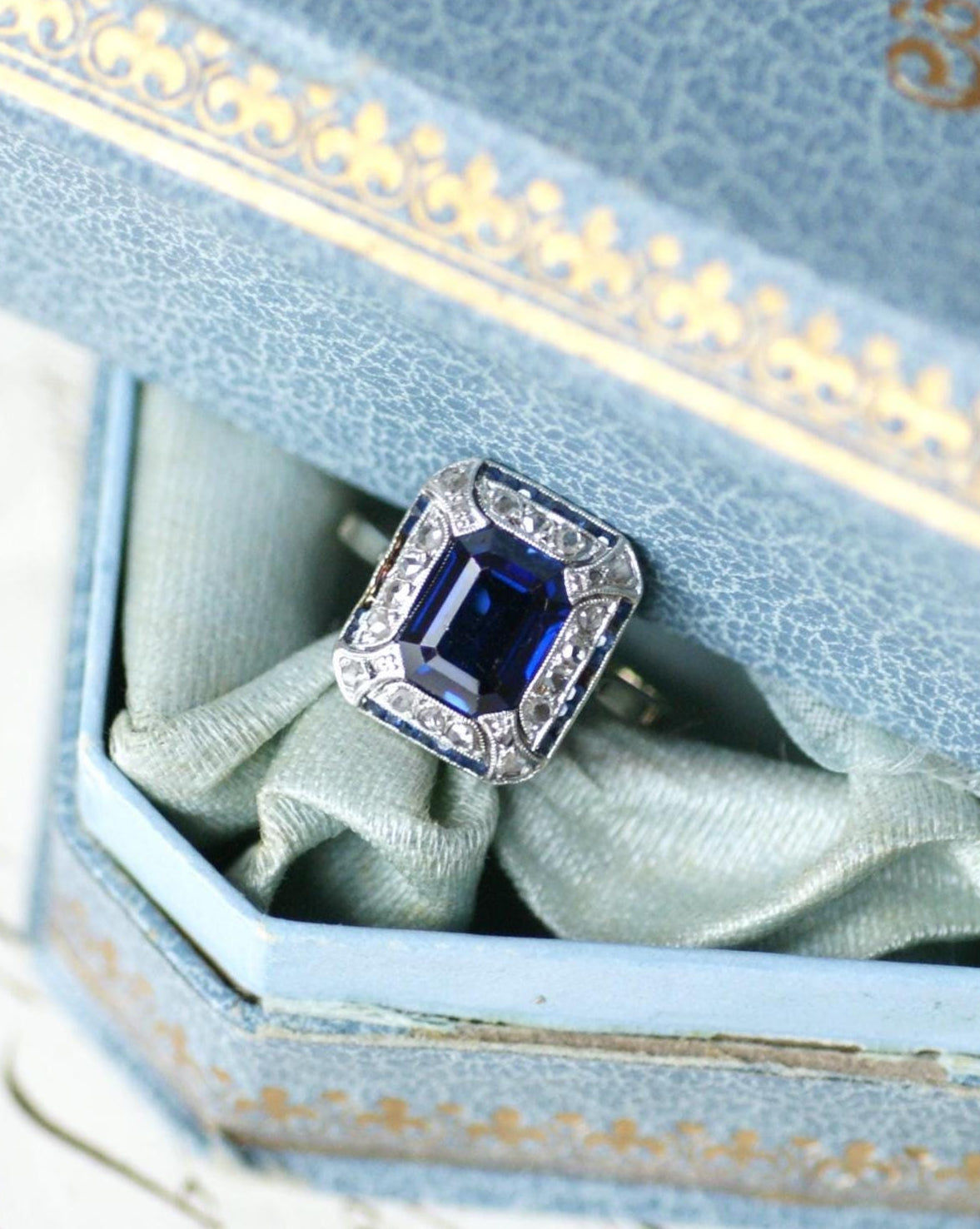 Bague Art Deco octogonale en or blanc et platine avec saphir synthétique et diamants