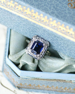 Bague Art Deco octogonale en or blanc et platine avec saphir synthétique et diamants