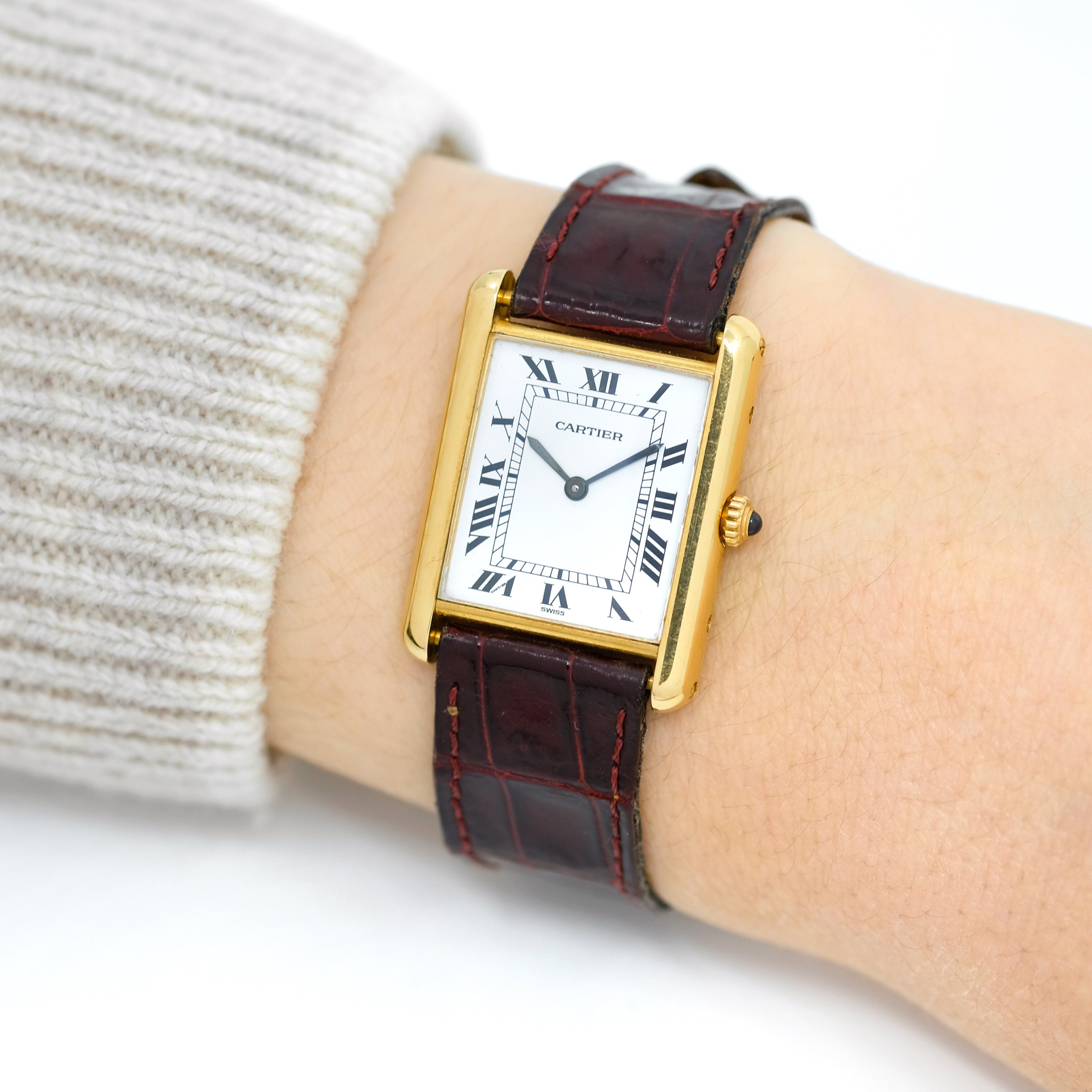 Montre CARTIER Tank Louis en or et saphir