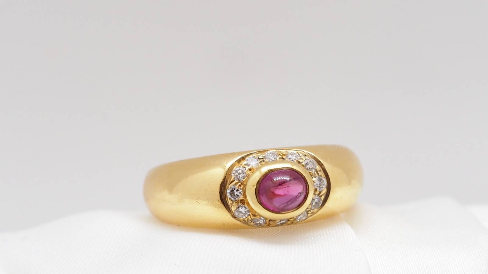 Yellow gold, ruby ​​and diamond ring