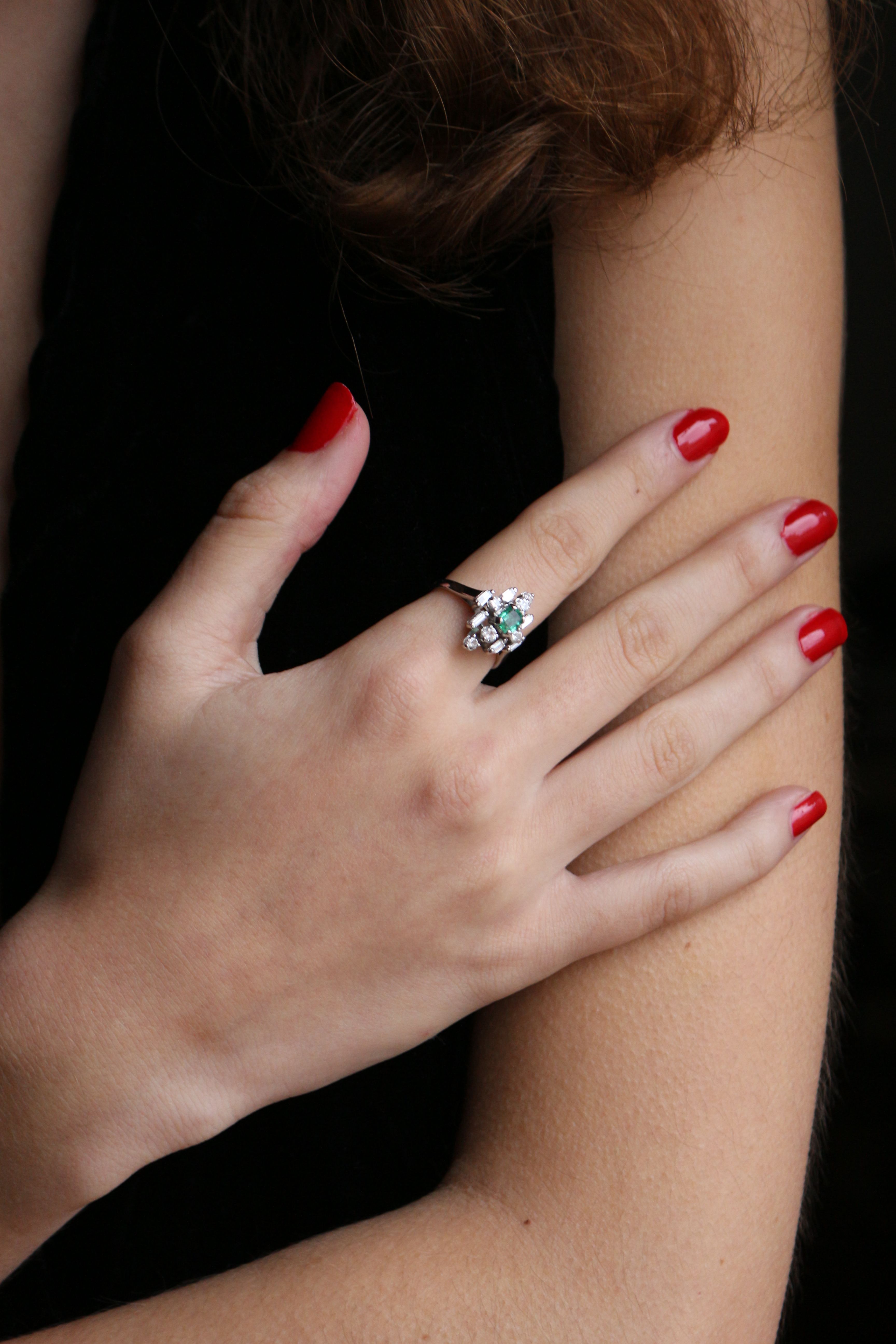 Marquise Fleur ring in white gold and emerald