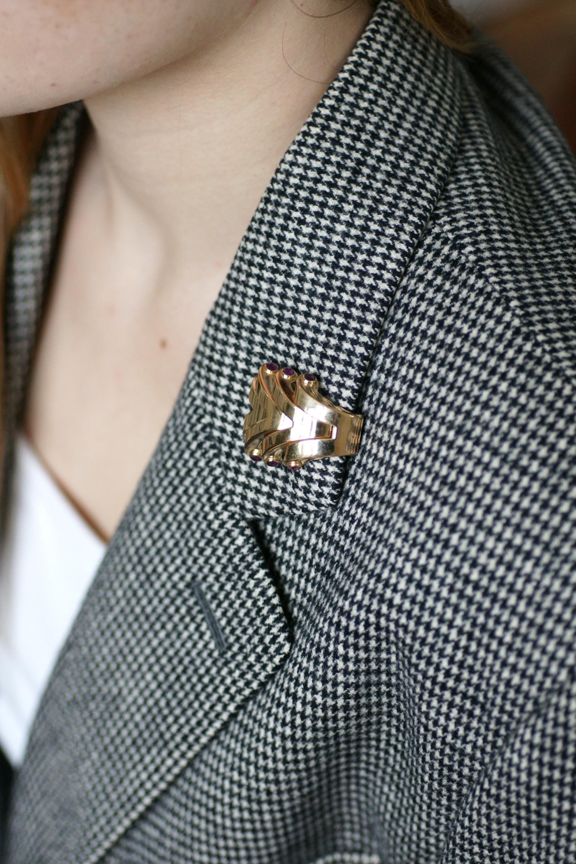 Broche BOUCHERON clip en or rose et rubis