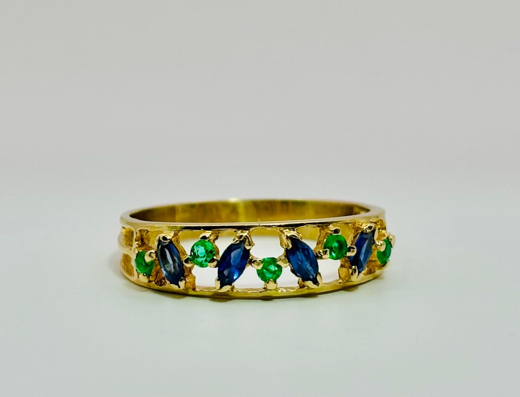 Bague en or jaune et émeraudes et saphirs