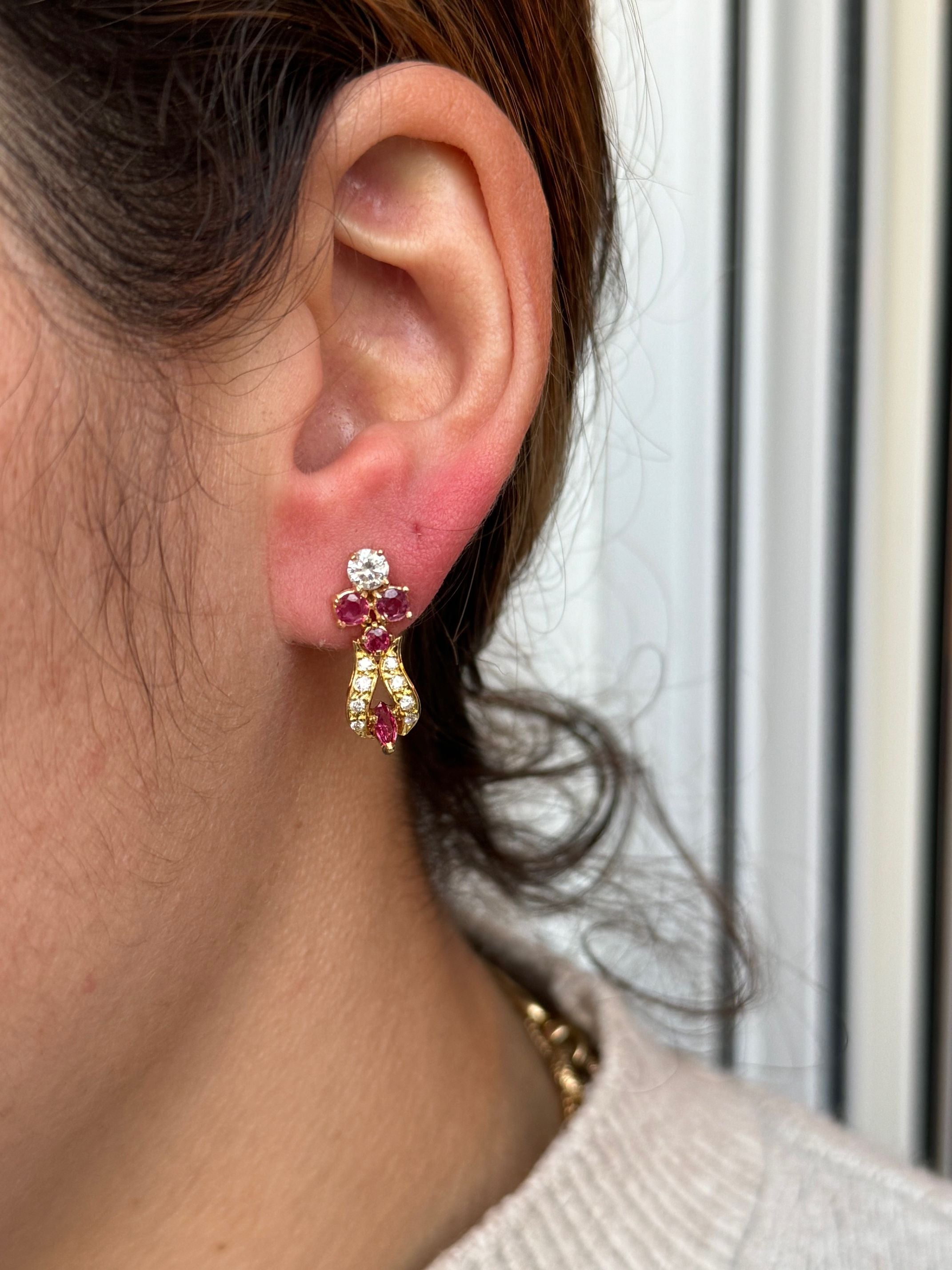 Paire De Boucle d'Oreille En Or, Rubis et Diamants