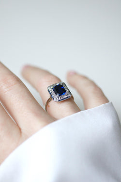 Bague Art Deco octogonale en or blanc et platine avec saphir synthétique et diamants