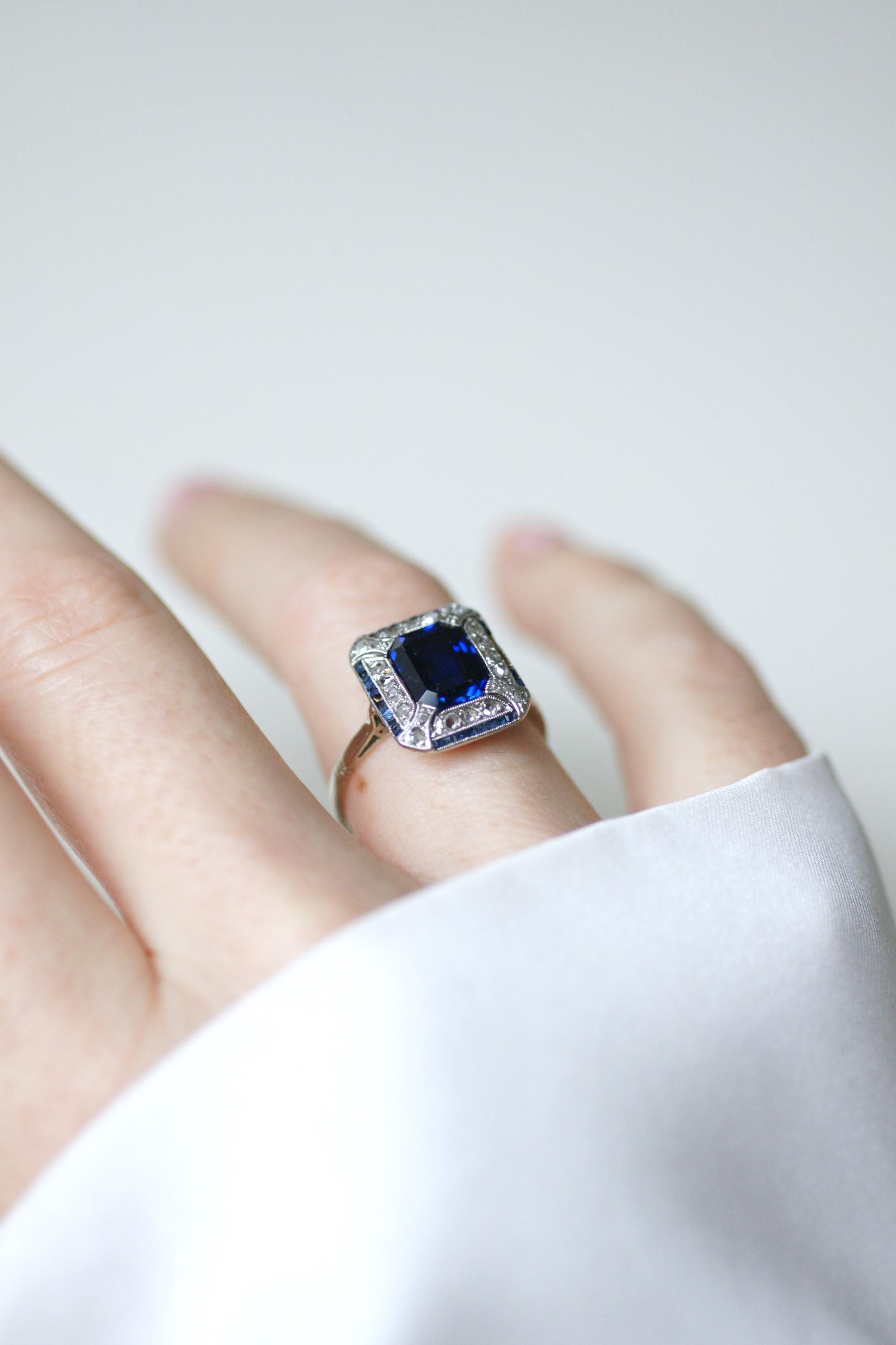 Bague Art Deco octogonale en or blanc et platine avec saphir synthétique et diamants