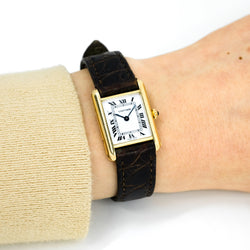 Montre CARTIER Tank Louis médium en or et saphir