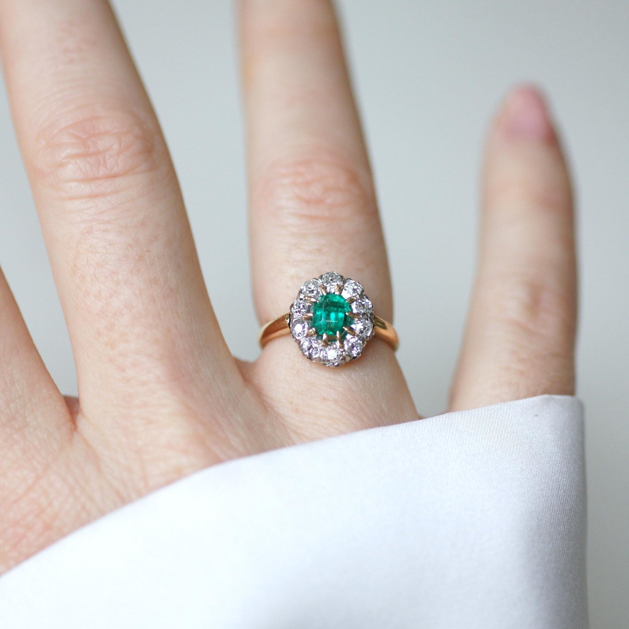 Bague marguerite ancienne en or jaune et argent avec émeraude et diamants