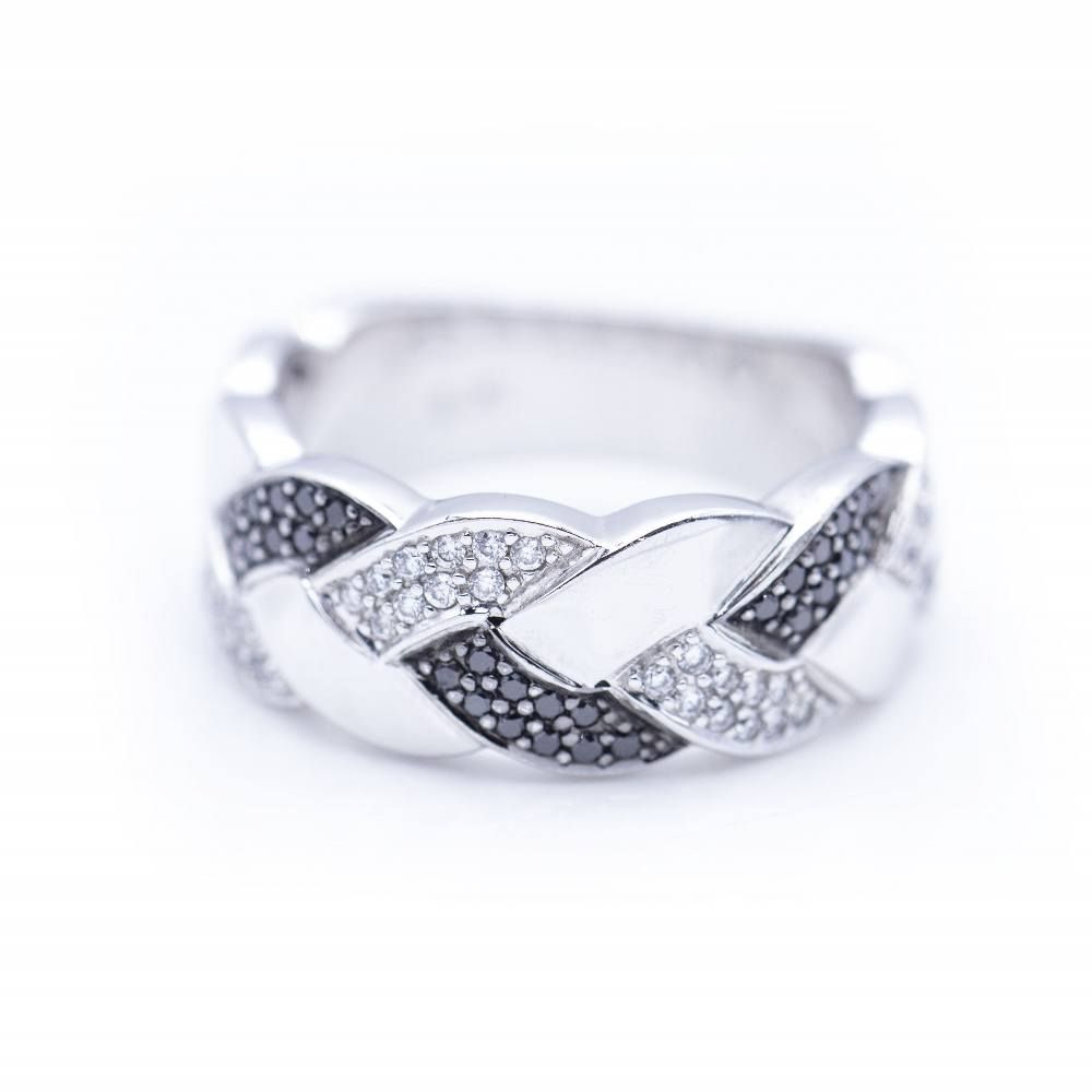 Bague tressée en or blanc avec diamants blancs et noirs.