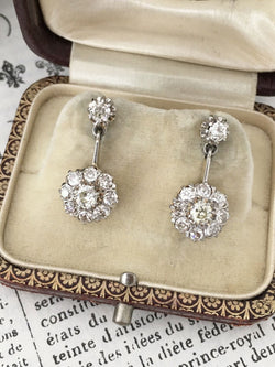 Boucles d’oreilles anciennes pendantes en or jaune 18K et diamants
