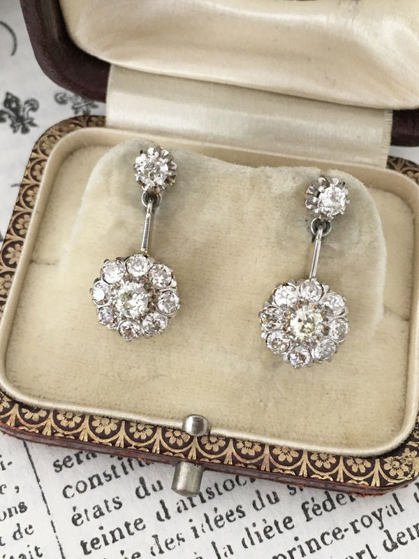 Boucles d’oreilles anciennes pendantes en or jaune 18K et diamants