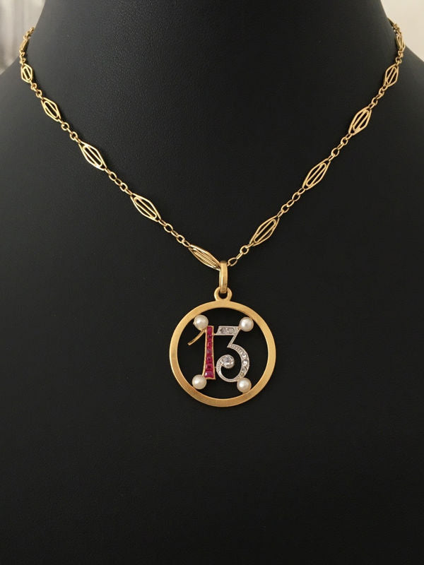 Pendentif Art Déco porte bonheur "13"