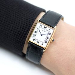 Montre CARTIER Tank arrondie extra-plate en or jaune et saphir