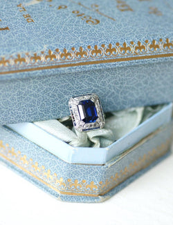 Bague Art Deco octogonale en or blanc et platine avec saphir synthétique et diamants